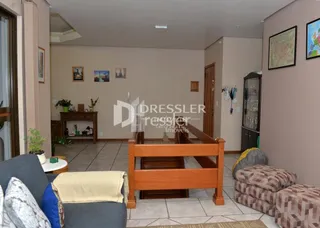Imagem de uma sala de estar com móveis de madeira e piso de cerâmica.