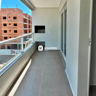 Hall de acesso com vista para o exterior.