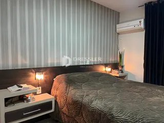 Quarto com cama grande e cabeceira em um ambiente moderno.