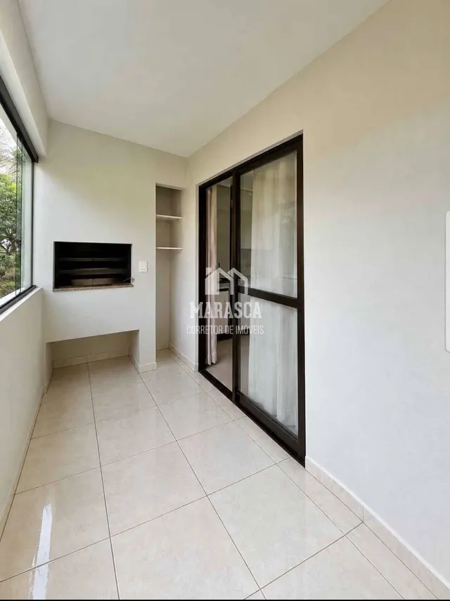 Vista interna de um ambiente com piso de cerâmica clara.