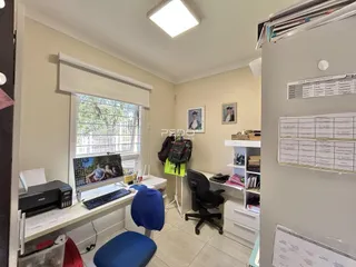 Foto de um escritório interno com janela e decoração na Lajeado.