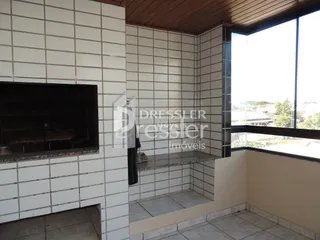 Parede interna com revestimento de cerâmica e janela em um imóvel.