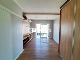 Hall de entrada com piso de madeira e armários em um imóvel em Lajeado, Brasil.