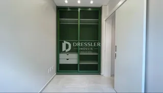 Parede branca com uma porta de vidro verde no interior da residência.