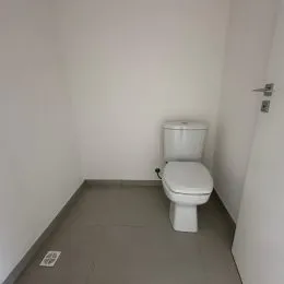 Foto de um banheiro vazio com piso neutro.