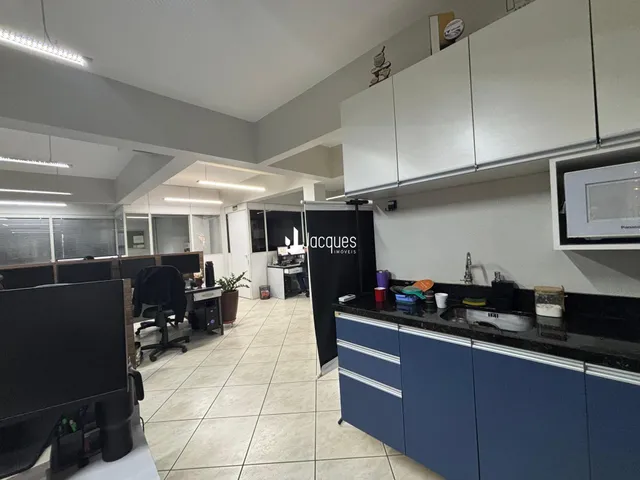Interior de uma cozinha e sala de estar moderna em um imóvel no Brasil.