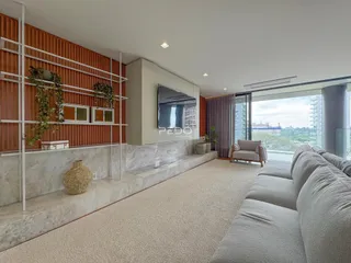 Sala de estar moderna com vista para a paisagem urbana.