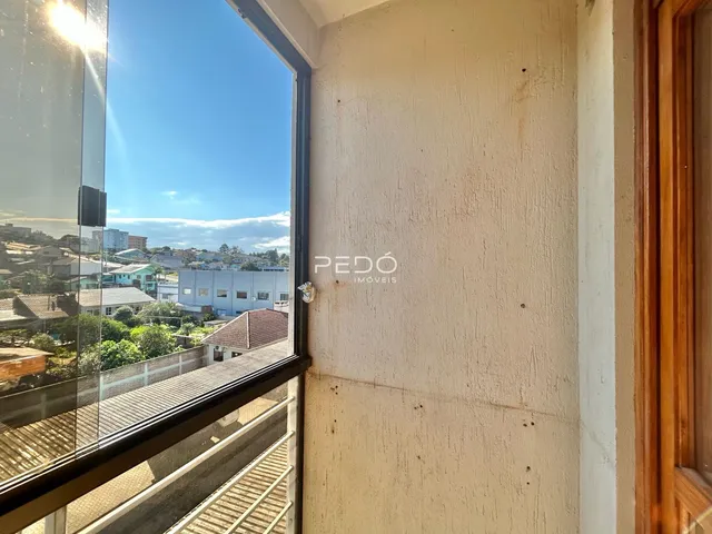 A parede interna de uma residência em Lajeado, Brasil, mostra uma vista externa através de uma janela.