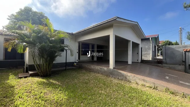 Fachada de uma residência em Lajeado, Brasil, com jardim e área coberta.