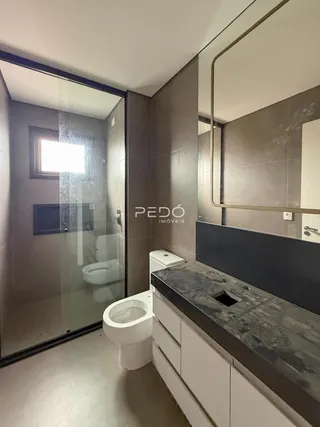 Interior de um banheiro com bancada e vaso sanitário em um imóvel.