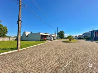 Vista da fachada de uma propriedade em Lajeado, Brasil, com área pavimentada.