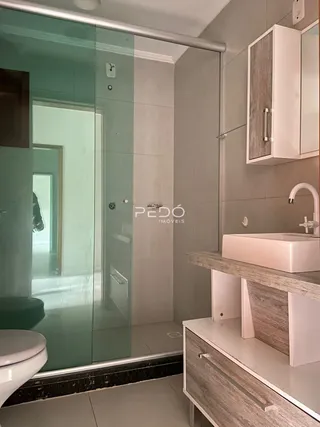 Foto de um banheiro com box de vidro e bancada em Lajeado.