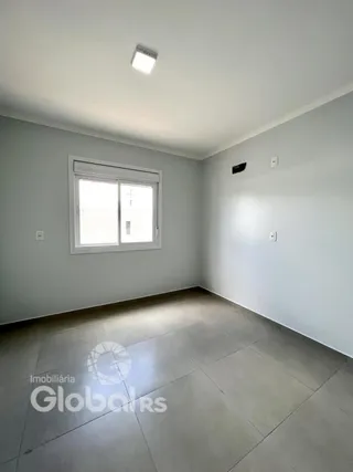 A foto mostra o interior de uma sala com uma janela.