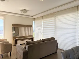 Sala de estar com sofá e piso de madeira clara.