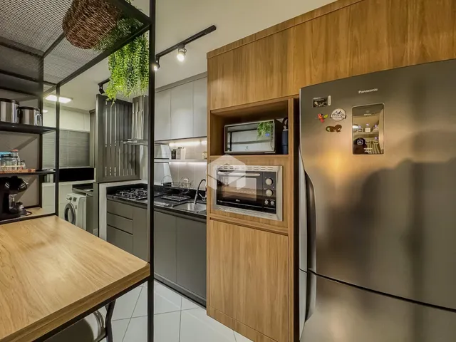 Foto de uma cozinha moderna com armários de madeira e eletrodomésticos em Lajeado.
