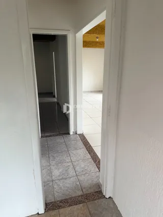 Hall de entrada com piso de cerâmica visível na imagem.