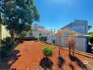 Vista externa do terreno com vegetação e árvores em Lajeado, Brasil.