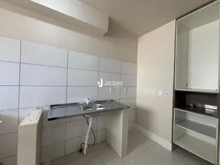 Cozinha com revestimento de cerâmica branca e bancada.
