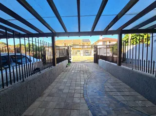 Vista da fachada de uma propriedade em Lajeado com cerca e caminho.