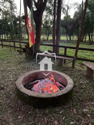 Uma fogueira circular no jardim de uma propriedade.