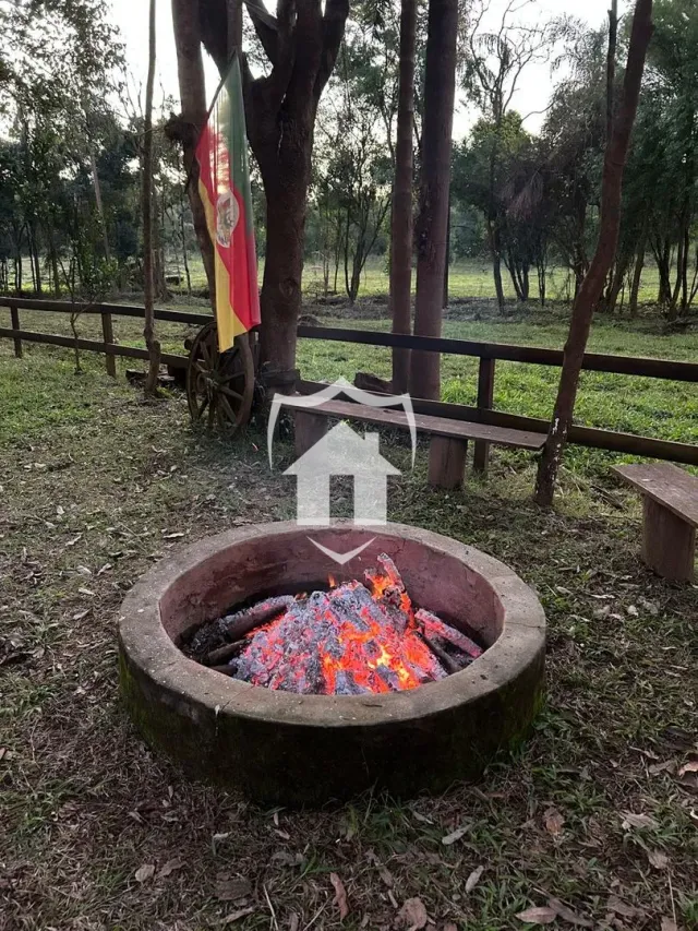 Uma fogueira circular no jardim de uma propriedade.