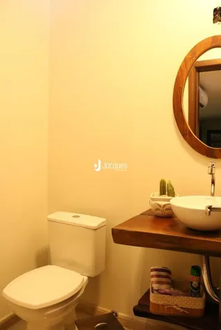 Uma visão de um vaso sanitário branco em um ambiente interno.