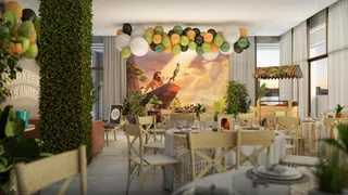 Uma mesa de jantar decorada com balões está montada em um ambiente interno.