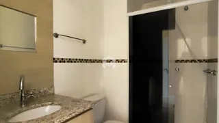 Vista de um banheiro com pia e bancada em um imóvel no Brasil.