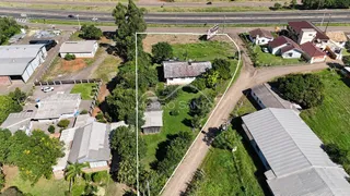 Vista externa do terreno com gramado e árvores em Lajeado, Brasil.
