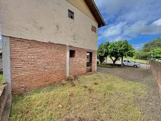 Fachada de um imóvel com alvenaria de tijolo aparente.