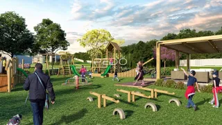 Vista externa de um jardim com playground de madeira e estrutura de pérgola em Lajeado.