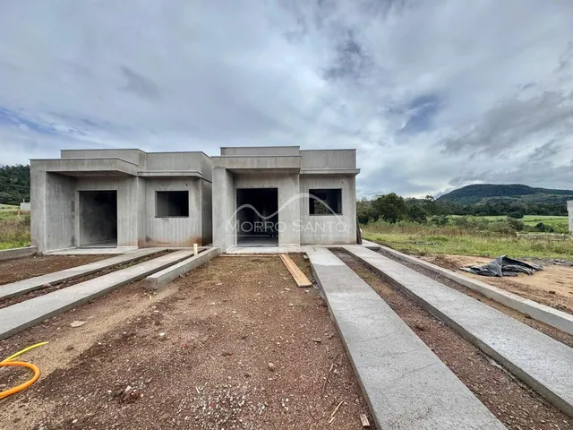 A foto mostra a fachada de uma casa moderna em construção em Lajeado.