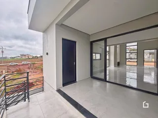Sala de estar com portas de vidro que dão para o exterior da residência.