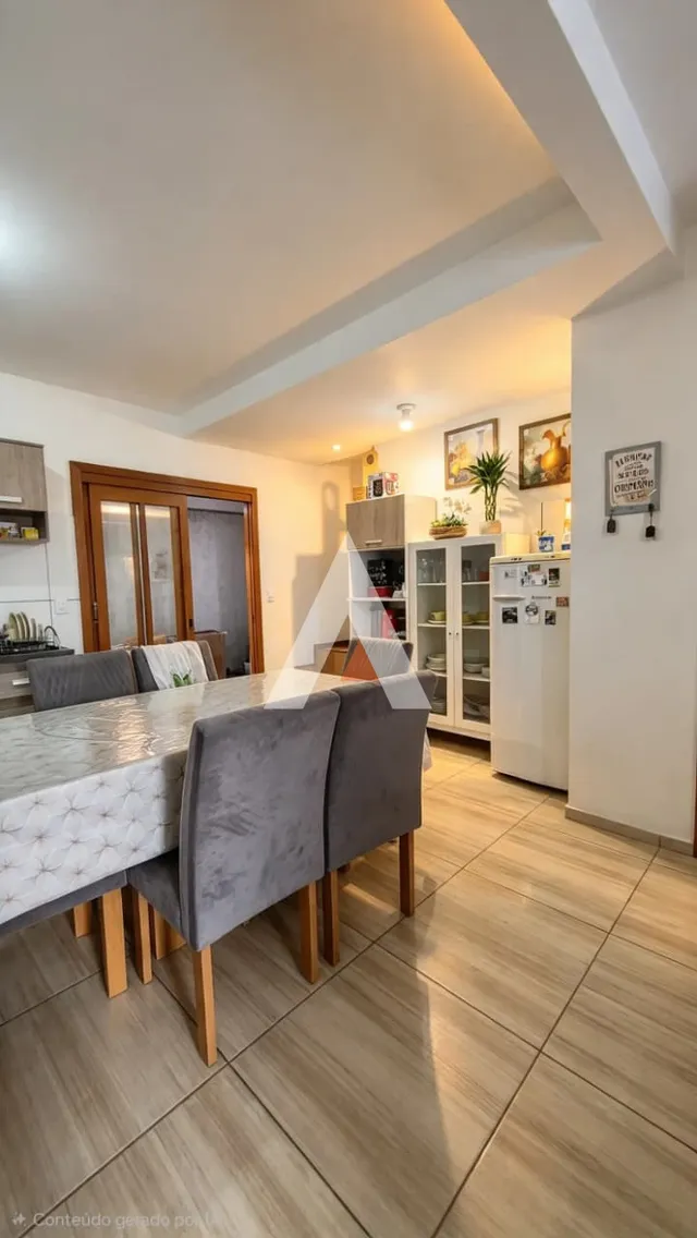 Uma sala de jantar com mesa de madeira e cadeiras estofadas.