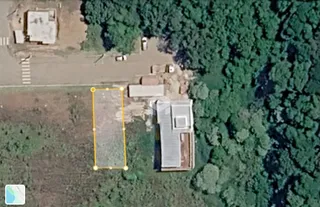 Vista aérea de uma propriedade com área de vegetação densa em Lajeado.