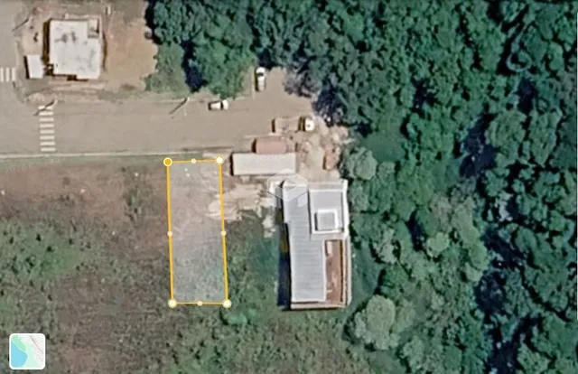 Vista aérea de uma propriedade com área de vegetação densa em Lajeado.