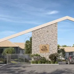Fachada de uma residência com revestimento de pedra clara.