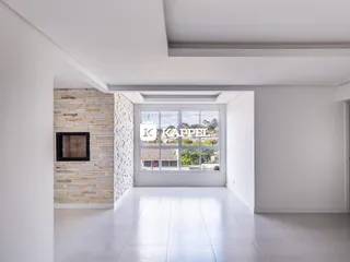 Hall de entrada com parede de pedra e grande janela de vista.