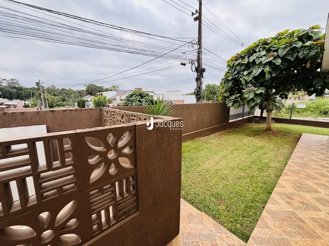 Vista de um muro decorativo e jardim lateral de uma propriedade em Lajeado.