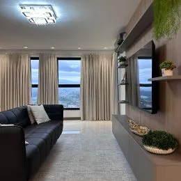 Sala de estar com sofá e grande janela de vista.