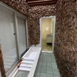 Hall de entrada com paredes texturizadas e degraus brancos.