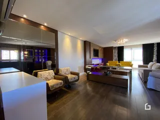 Sala de estar moderna com piso de madeira e móveis de design.