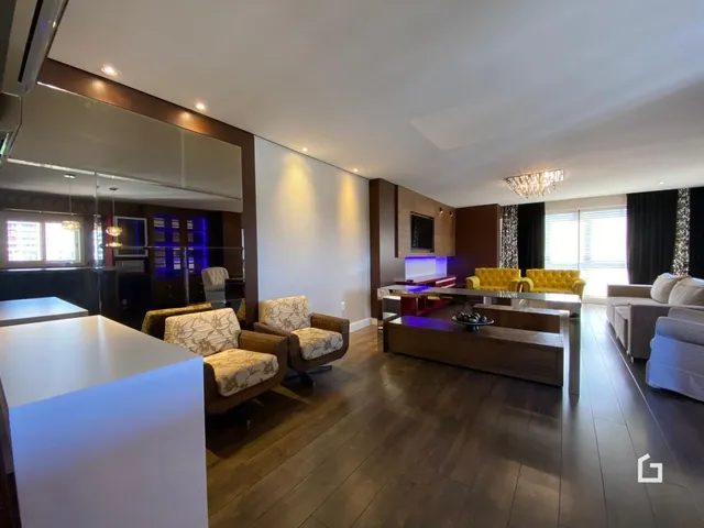 Sala de estar moderna com piso de madeira e móveis de design.