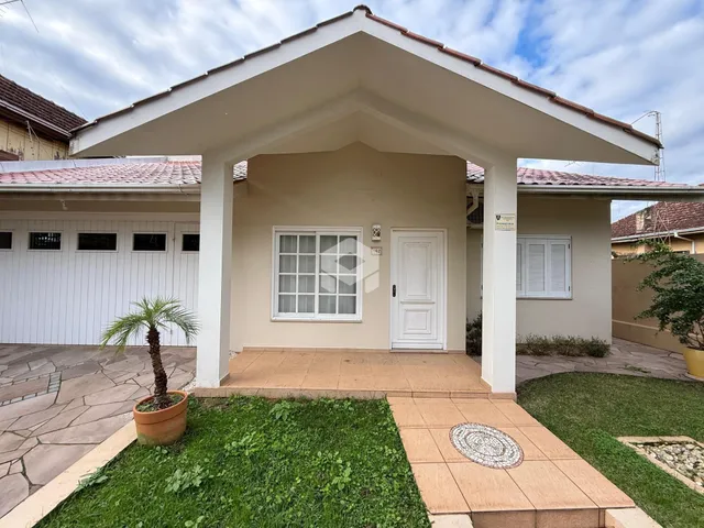 Fachada de uma casa em Lajeado, Brasil, com um alpendre coberto.