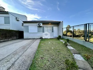 Vista externa de uma residência em Lajeado, Brasil, com jardim e cerca.