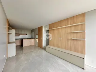 Interior de uma sala de estar e cozinha moderna com piso de cerâmica.