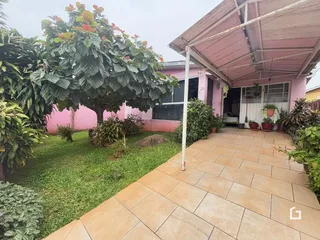 Vista externa de uma casa com jardim e pátio em Lajeado, Brasil.