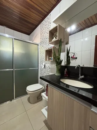 Foto de um banheiro com bancada e vaso sanitário em Lajeado, Brasil.