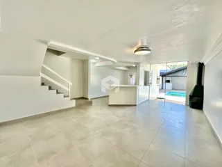 Vista ampla de uma área interna com piso de cerâmica e escadaria.
