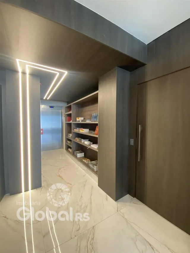Corredor interno de um apartamento moderno com piso de mármore claro.
